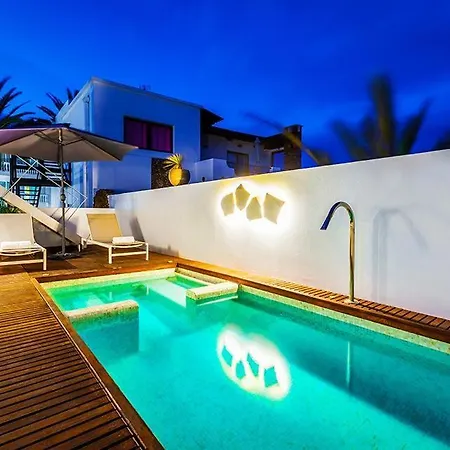 Sleeps 3 With Pool Air Con And Wifi