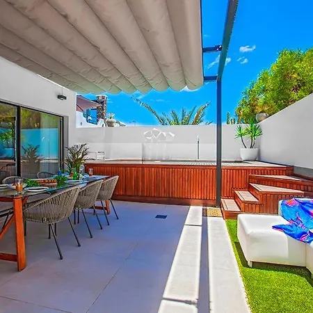 Sleeps 3 With Pool Air Con And Wifi