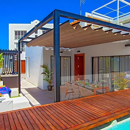 Sleeps 3 With Pool Air Con And Wifi Villa Corralejo