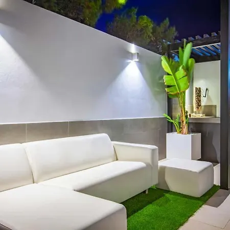 Sleeps 3 With Pool Air Con And Wifi *