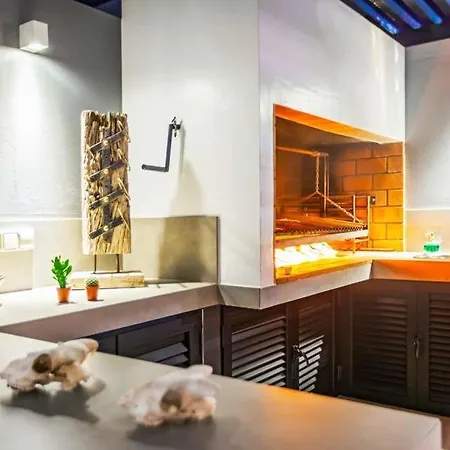 Sleeps 3 With Pool Air Con And Wifi Corralejo